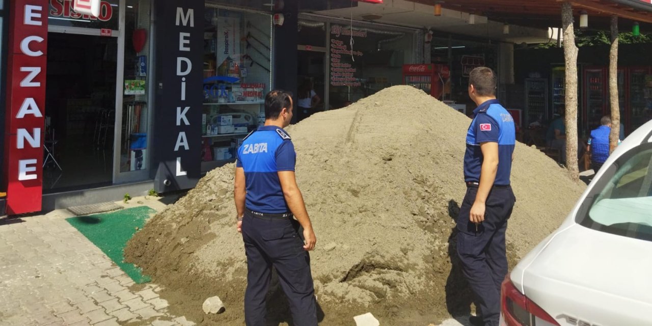 Kiracısını Çıkarmak İçin İş Yeri Önünü Kum Yığını İle Kapattı; 30 Bin Lira Ceza Uygulandı