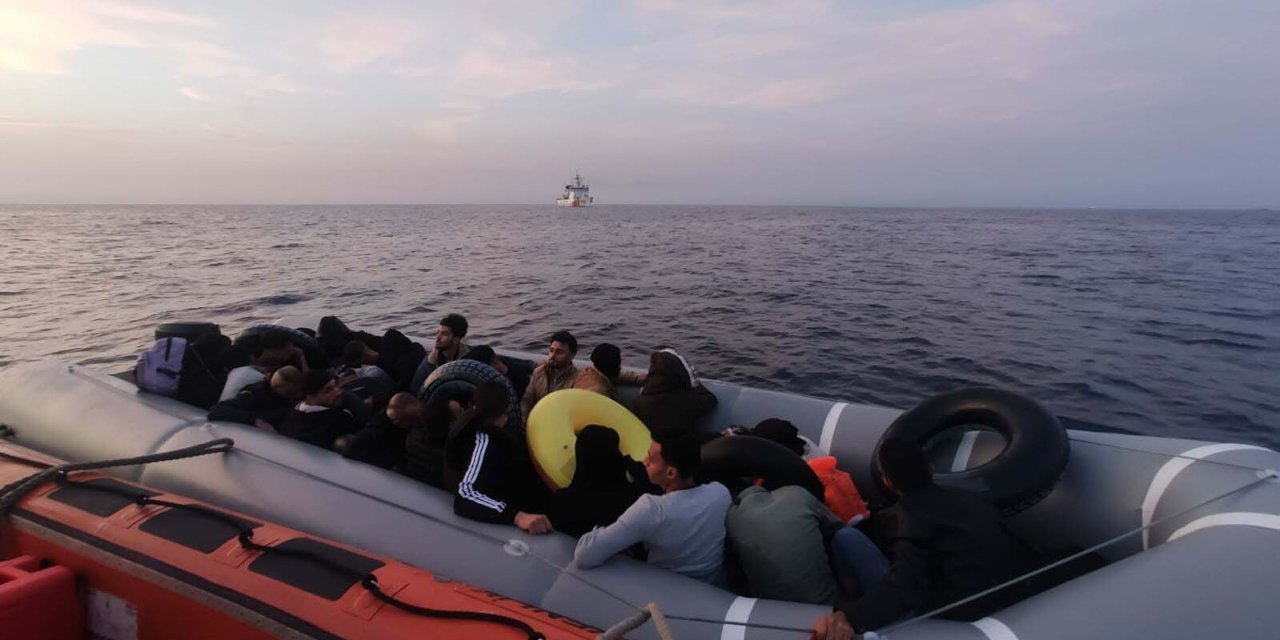 Kuşadası'nda 3 Lastik Botta 93 Kaçak Göçmen Yakalandı