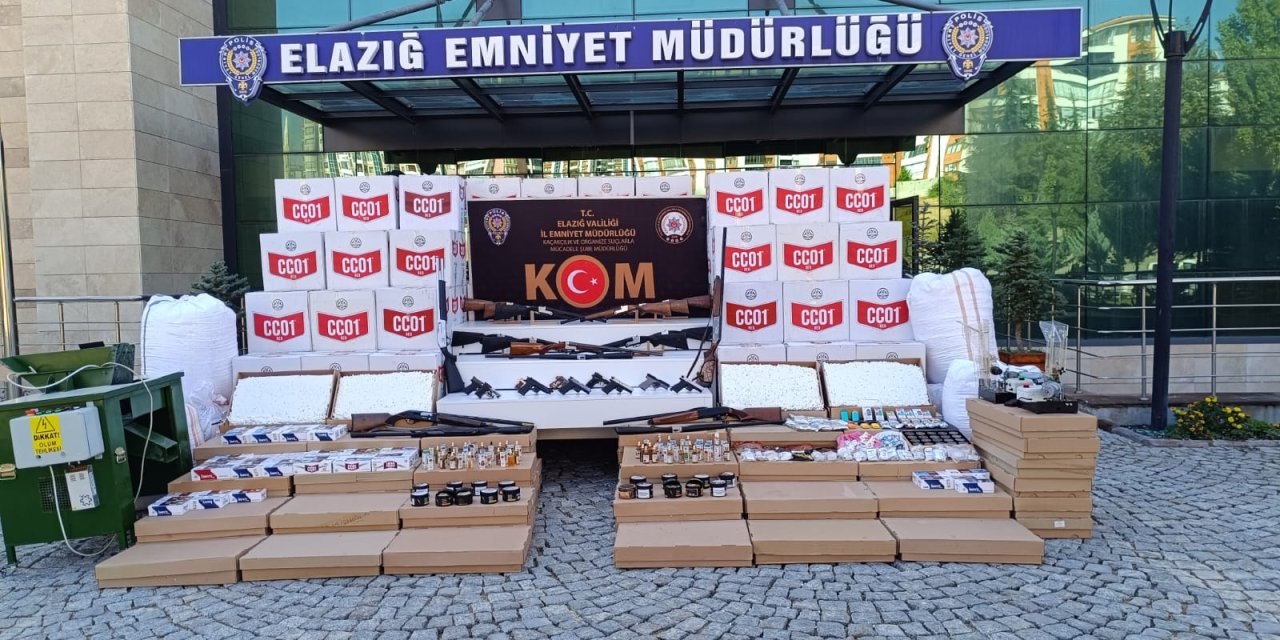 Elazığ'daki 'sis Operasyonu'nda Kaçak Malzemeler Ve 26 Silah Ele Geçirildi
