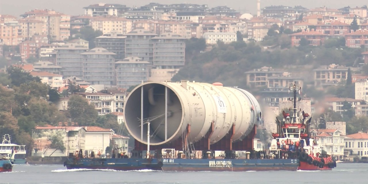 İstanbul Boğazı'ndan Şaşırtan Geçiş