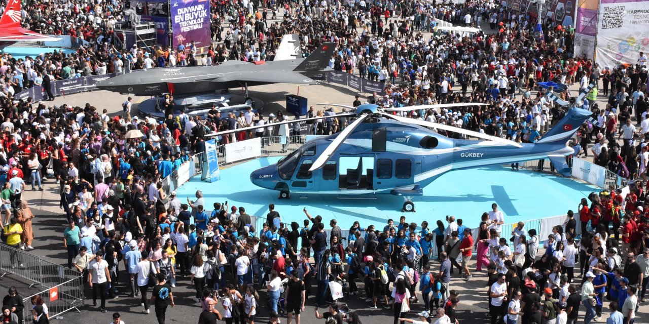 İzmir'de Teknofest'te 2'nci Gün; Paraşüt Atlayış Ekibi Gösteri Yaptı