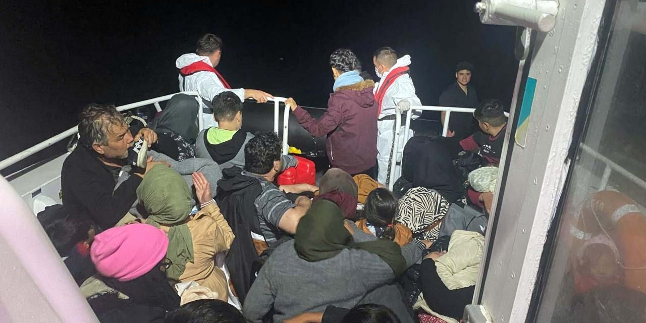 Yunanistan'ın Geri İttiği Lastik Bottaki 40 Göçmen Kurtarıldı