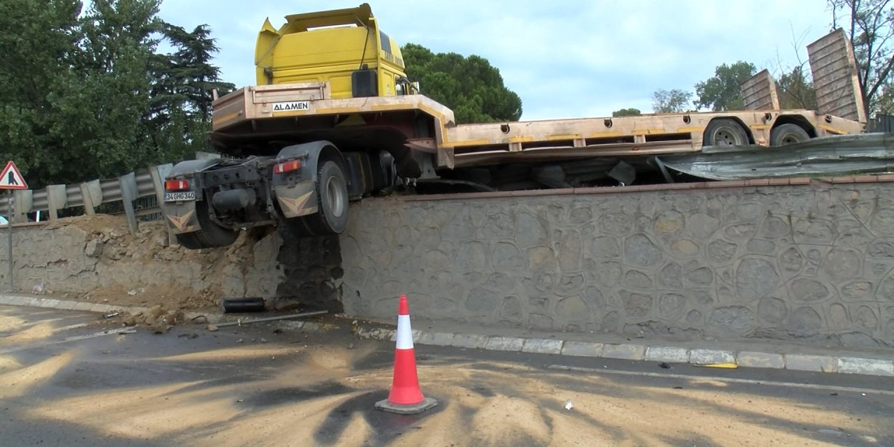 Pendik'te Virajı Alamayan Tır Bariyerlerde Asılı Kaldı