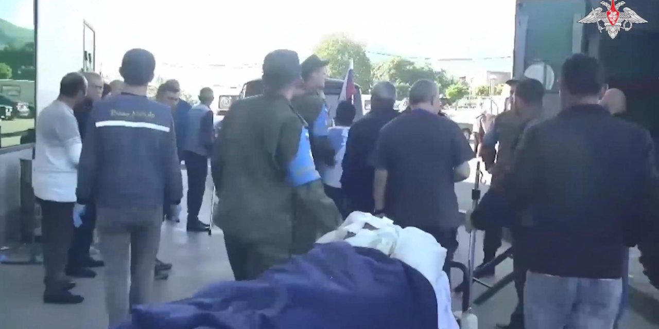 Rus Güçleri, Karabağ’da Yakıt Deposundaki Patlamada Yaralanan Sivilleri Helikopterle Taşıdı