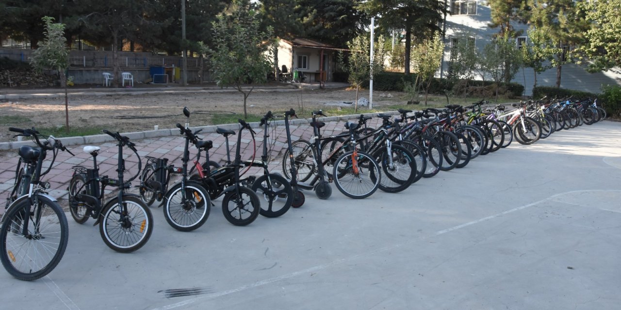 Evin Bahçesinde 53 Çalıntı Motosiklet Ve Bisiklet Bulundu; Baba- Oğul Gözaltına Alındı