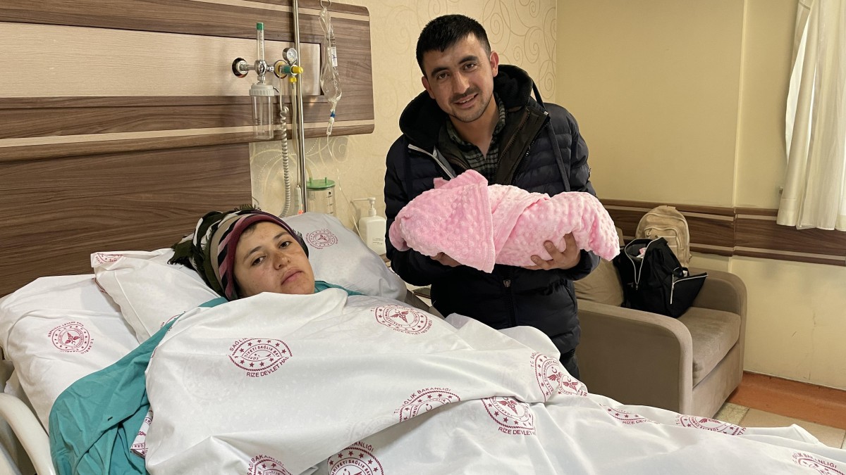 Kahramanmaraşlı depremzede kadın, bebeğini Rize'de dünyaya getirdi