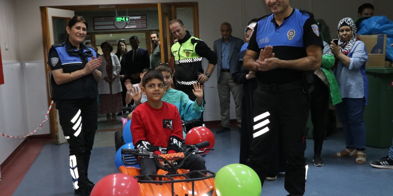 Çocuklar Sünnete Akülü Araba Ve Polis Eşliğinde Gitti