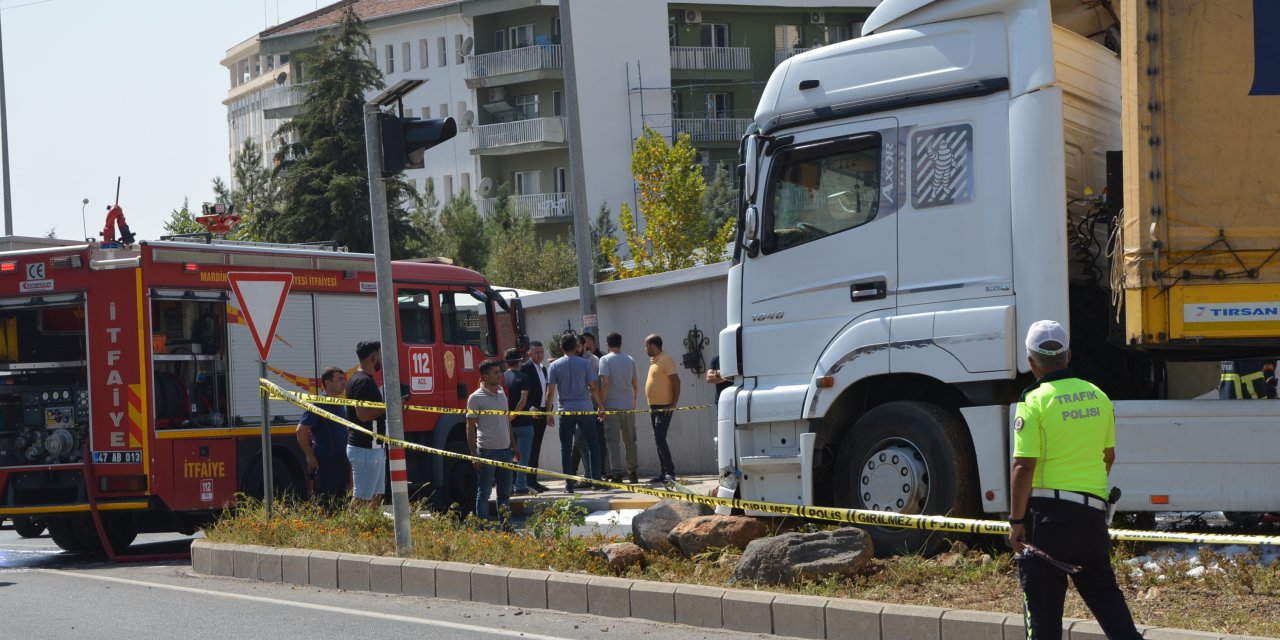 Lastiklerine Ateş Edilerek Durdurulan Tır'da 11 Kilo Esrar Çıktı, Sürücü Tutuklandı