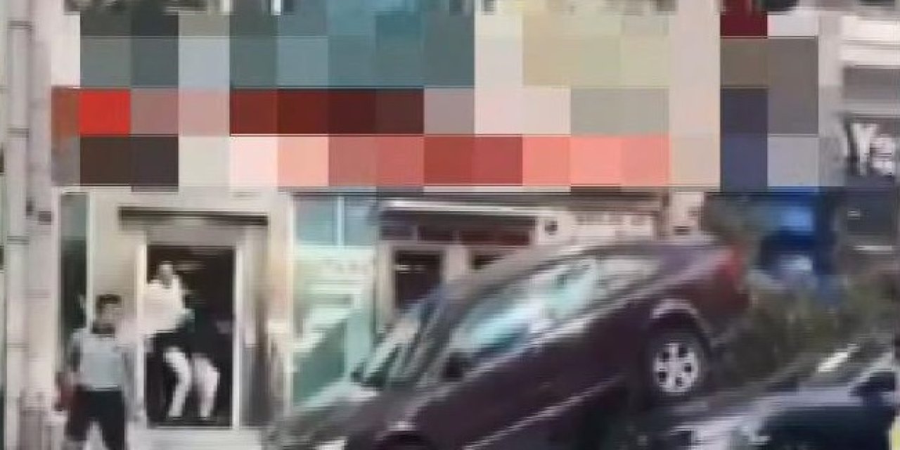 Fatih'te Ağacı Deviren Otomobil Başka Bir Otomobilin Üzerine Çıktı