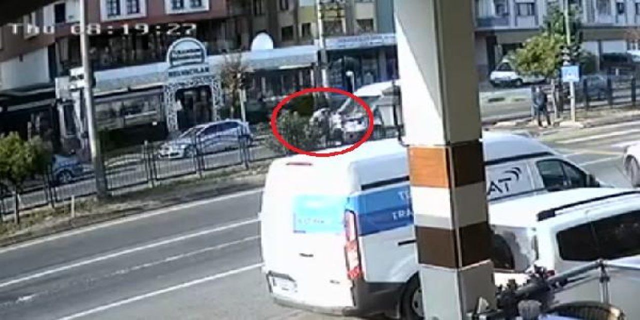 Yaya Geçidinde Minibüs Çarpan Melike ve Rabia, Yaralandı