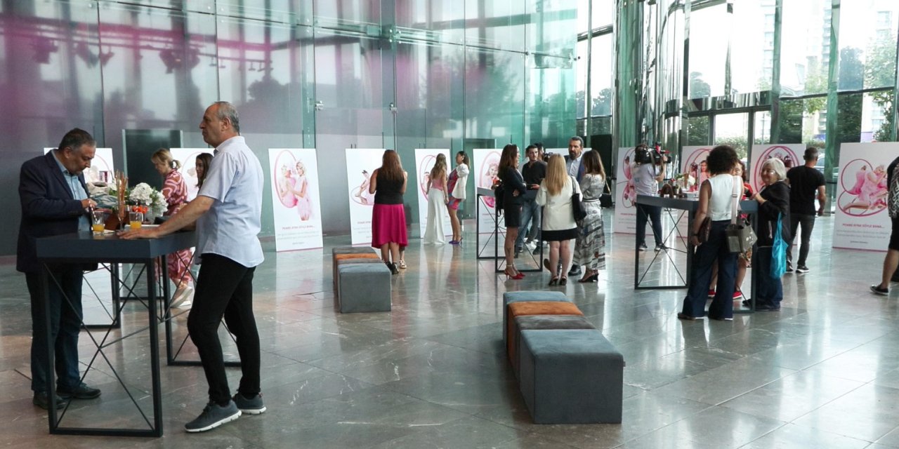 Ünlüler Meme Kanserine Farkındalık Yaratmak İçin Objektif Karşısına Geçti