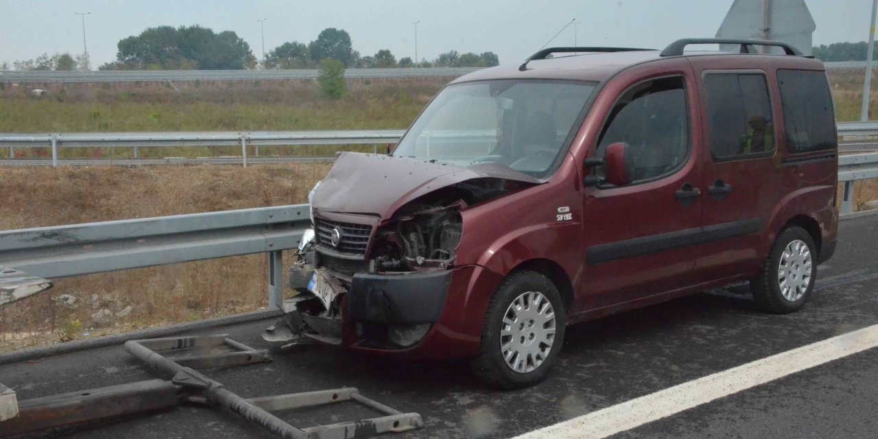 Refüje Çarpan Cipe, Hafif Ticari Araç Çarptı; Akraba 2 Sürücü Yaralandı