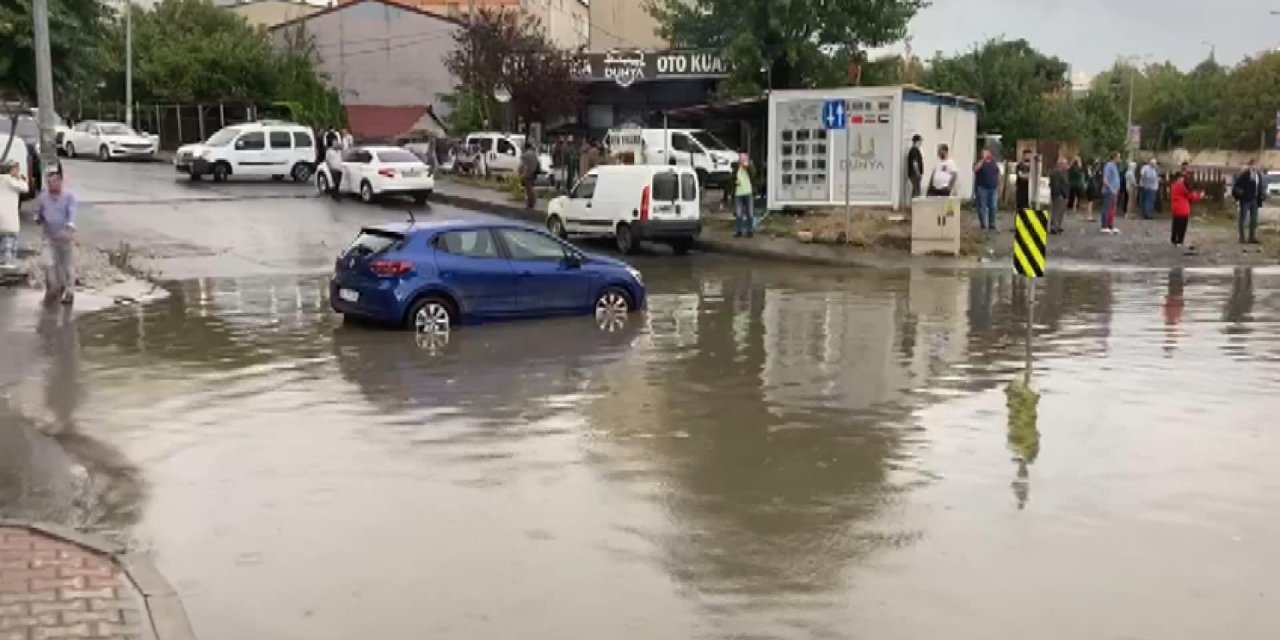 Başakşehir'de Yağmur Nedeniyle Mahsur Kalan Araçlar Çekildi