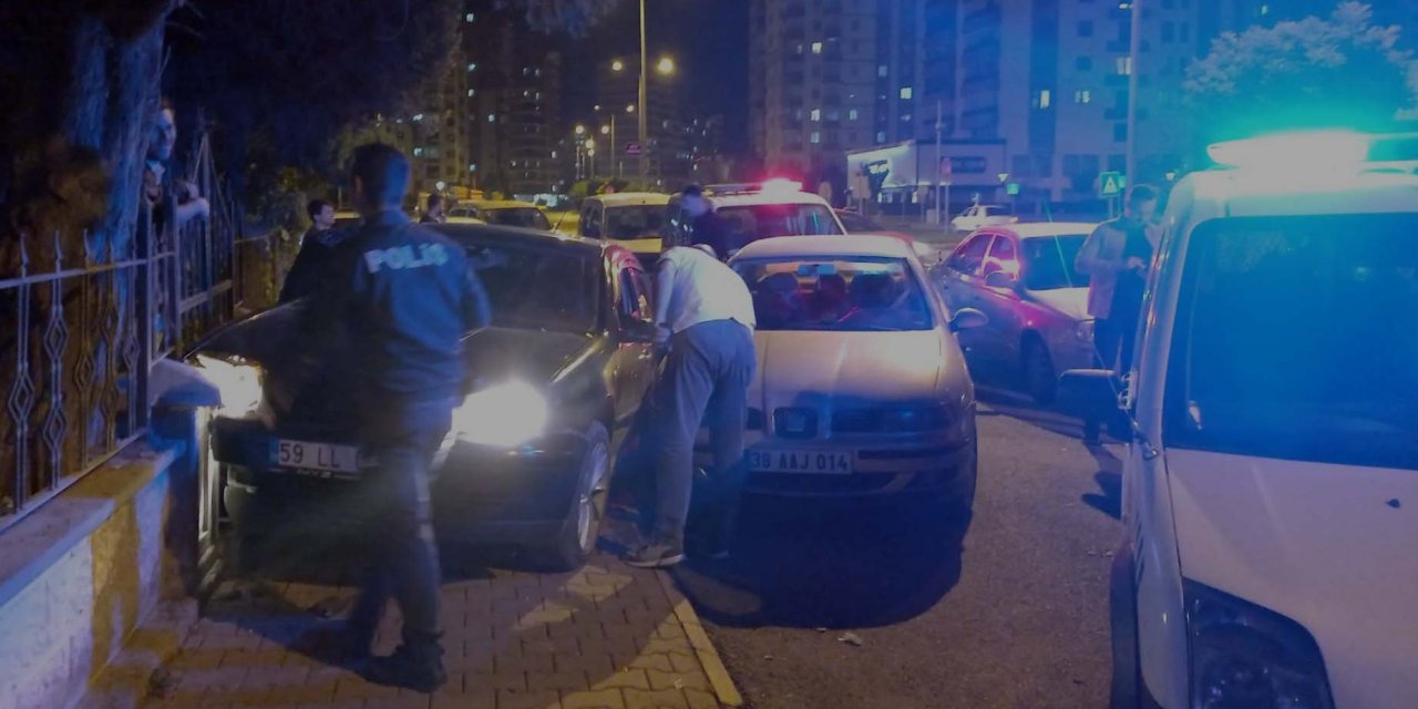 Boşanma Aşamasındaki Eşini Otomobilde Tabanca Kabzasıyla Darbeden Şüpheli Yakalandı