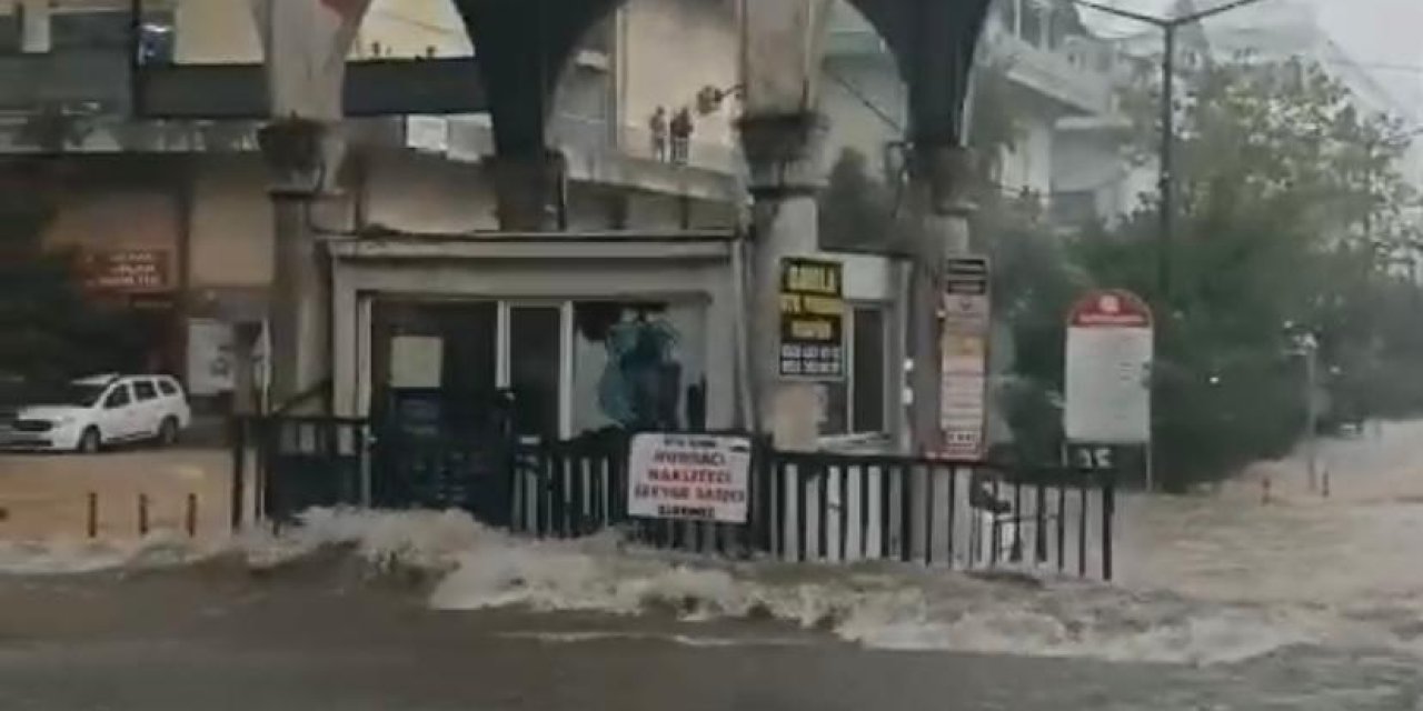 İstanbul'da Bir Çok Noktada Su Baskınları Yaşanıyor-1