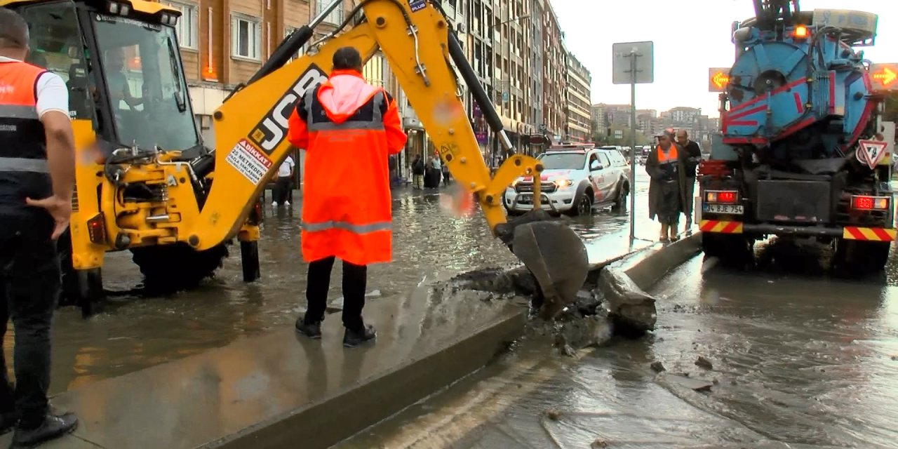 Alibeyköy'de Caddeyi Basan Su Orta Refüj Kırılarak Tahliye Edildi