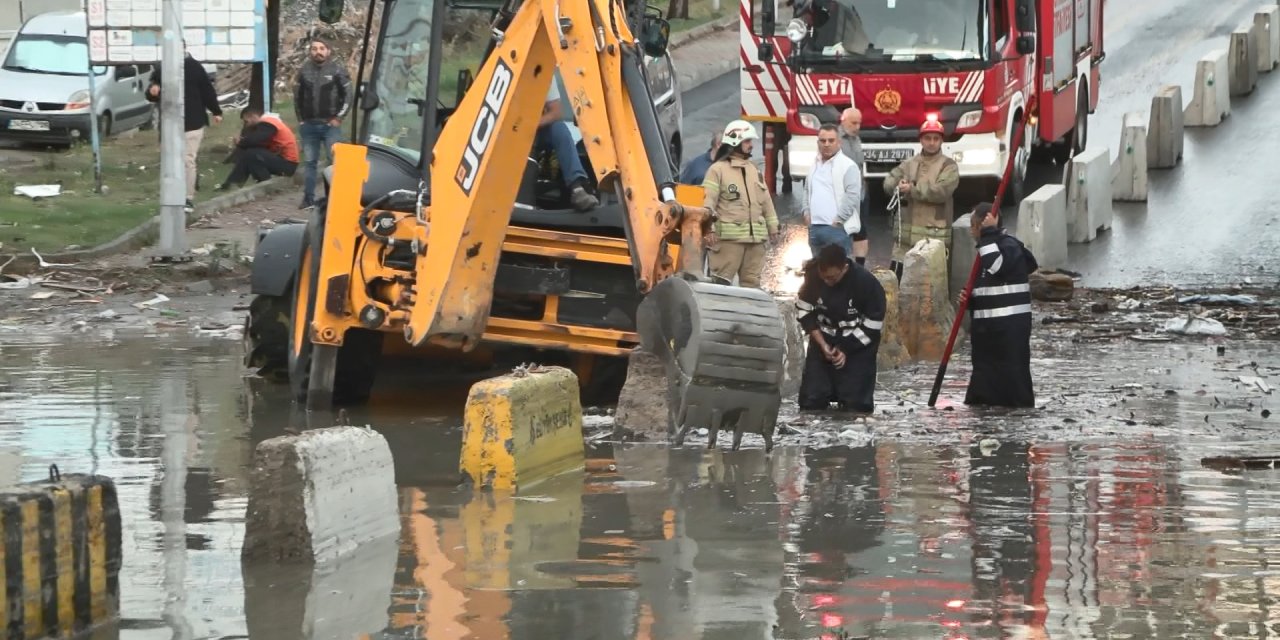 Başakşehir'de Yağış Nedeniyle Araçlar Yolda Kaldı