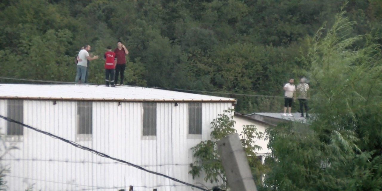 Arnavutköy'de Fabrikayı Su Bastı Çalışanlar Çatıda Mahsur Kaldı