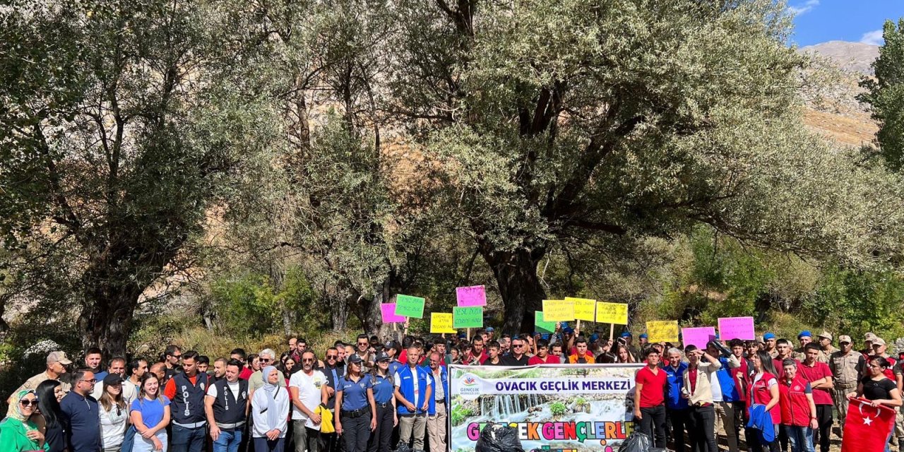 Turistler Gitti, Çöpleri Kaldı; 200 Kişi Çöpleri Temizledi