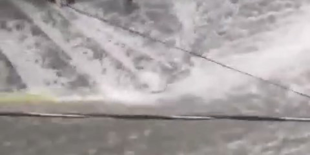 Gaziosmanpaşa'da Yolun Karşısına Geçmeye Çalışan Kadın Sele Kapıldı