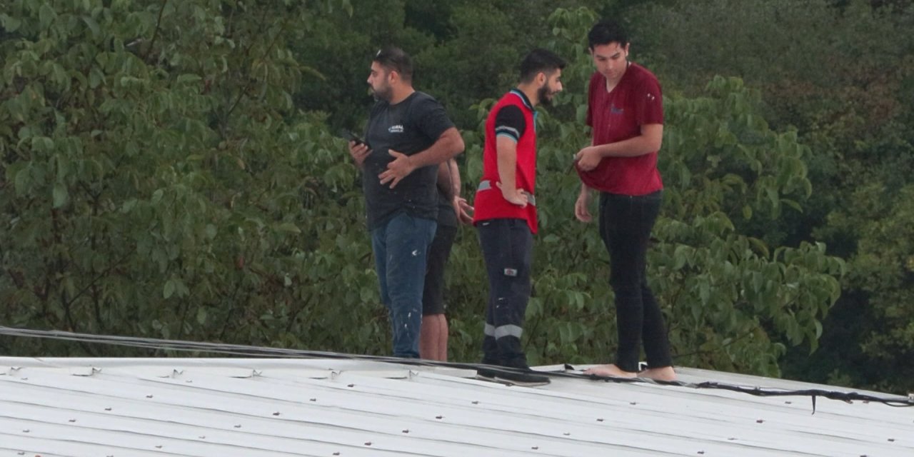 (Geniş Haber)-arnavutköy'de Fabrikayı Su Bastı Çalışanlar Çatıda Mahsur Kaldı