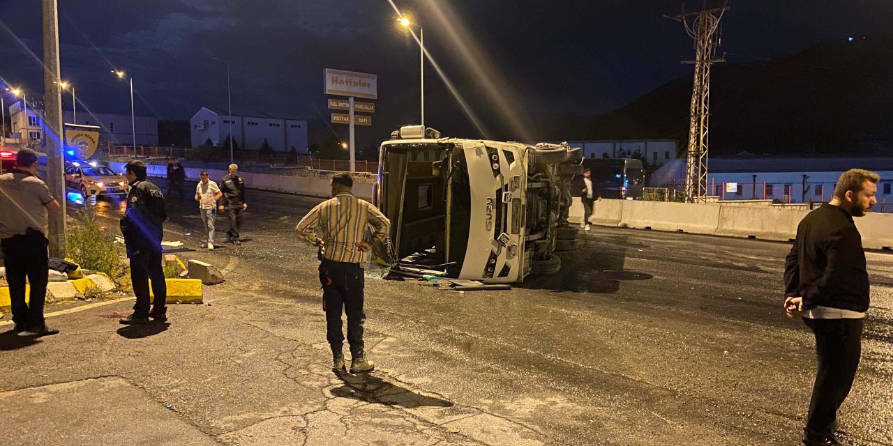 Kayseri'de Fabrika İşçilerinin Taşındığı Servis Midibüsü Devrildi: 6 Yaralı