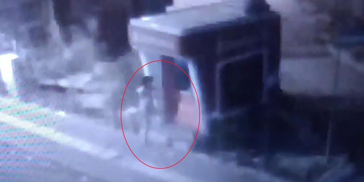 Atm Kapısını Baltayla Kırmaya Çalışırken Yakalandı; Saldırı Kamerada