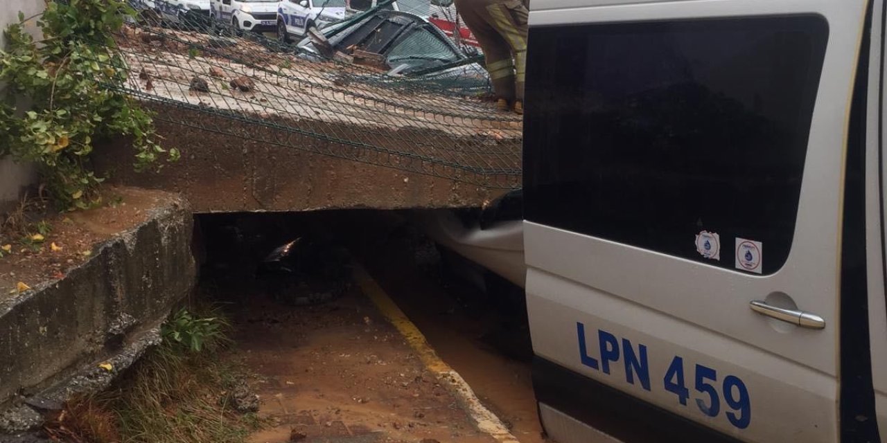 Pendik'te İstinat Duvarı Araçların Üzerine Çöktü - 1