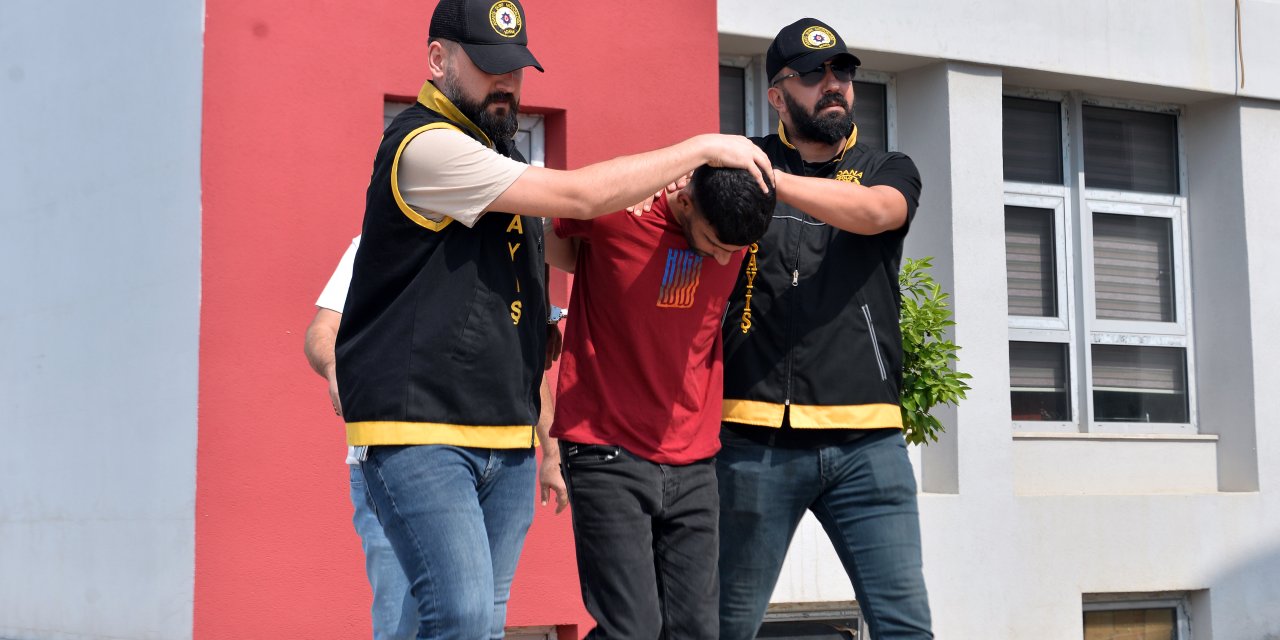 Babasını Ve Kendisini Dövdüğünü İddia Ettiği Husumetlisini Av Tüfeğiyle Öldürdü