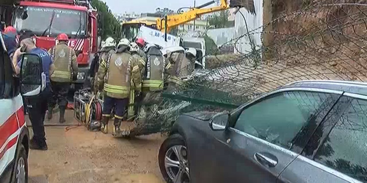 Pendik'te İstinat Duvarı Araçların Üzerine Çöktü- 2
