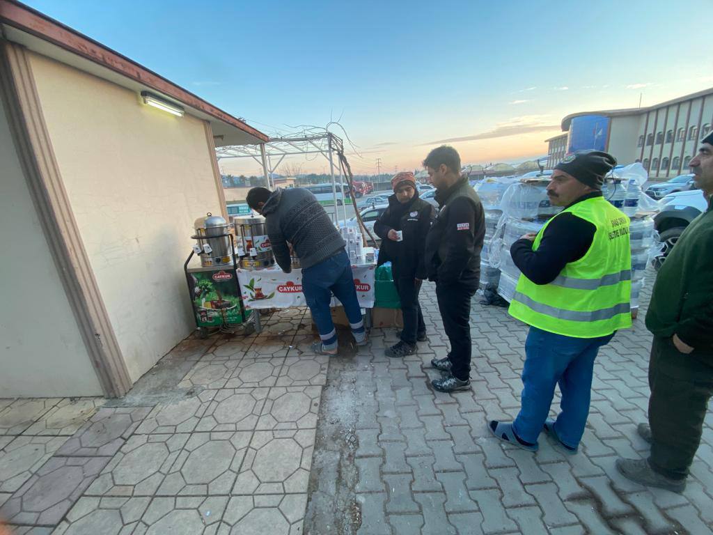 ÇAYKUR deprem bölgelerinde 3 milyon kişiye sıcak çay ikramında bulundu