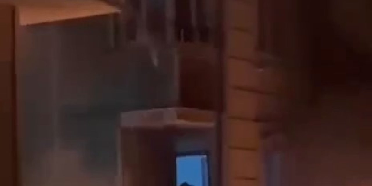 Esenyurt'ta Eski Kıyafetleri Yaktı, 2 Otomobili Küle Çevirdi