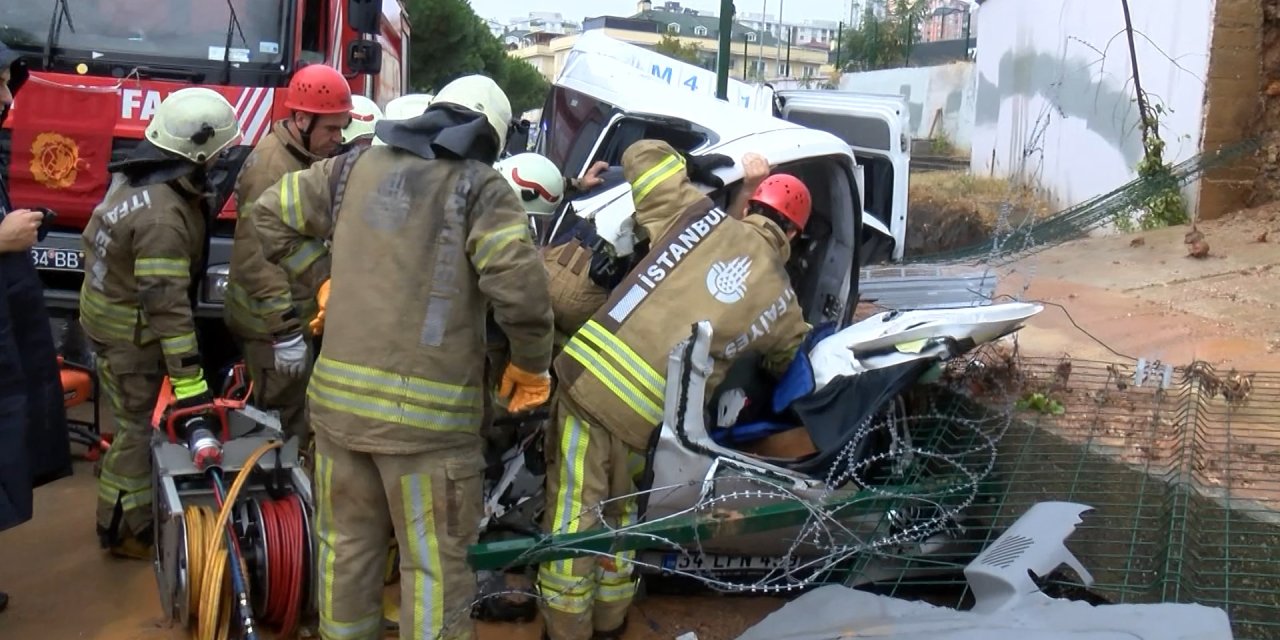 (Geniş Haber) -pendik'te İstinat Duvarı Araçların Üzerine Çöktü : 1 Ağır 5 Yaralı