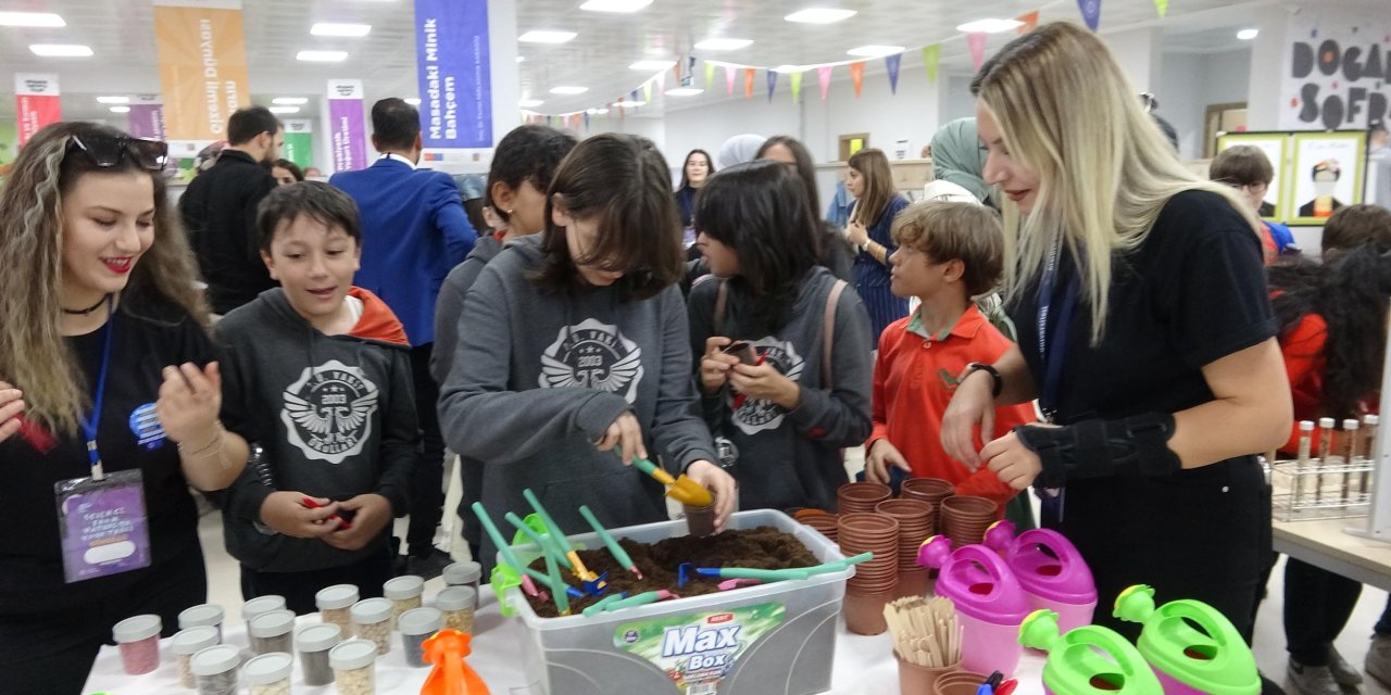 Yüzlerce Öğrenci, Akademisyenlerle Buluşup, Deney Yaptı