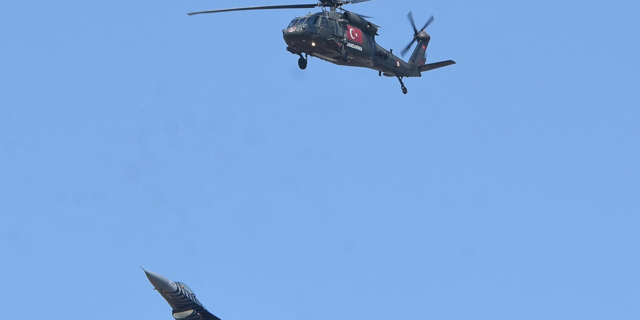 Teknofest'te F-16 Savaş Uçağı Ve Helikopterle Kol Uçuşu Gösterisi