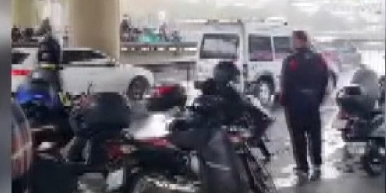 Motosiklet Sürücüleri Sağanak Yağış Nedeniyle Saatlerce Alt Geçitte Bekledi