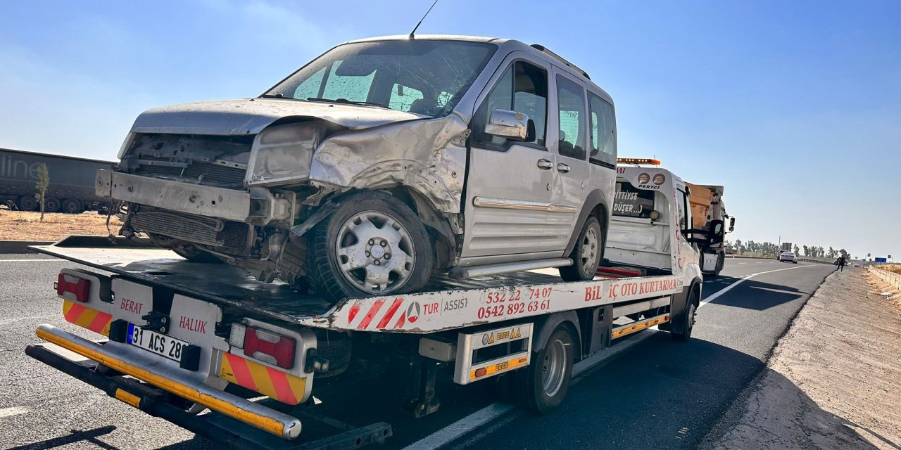 Otomobille Hafif Ticari Araç Çarpıştı: 6 Yaralı