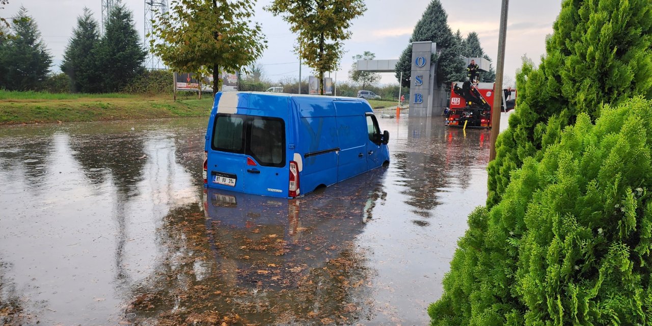 Düzce'de, Sağanak Sebebiyle Oluşan Su Birikintisinde Mahsur Kalan Minibüstekiler Kurtarıldı