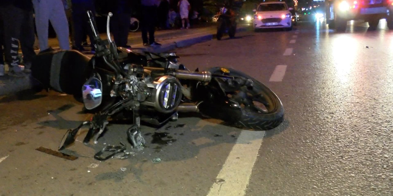 Kartal'da Motosiklet İle Çarpışan Otomobilin Sürücüsü, Aracını Bırakıp Kaçtı: 2 Yaralı