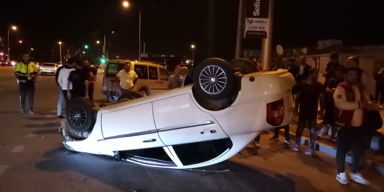 Sürücüsünün Makas Atarak İlerlediği Otomobil Kaldırıma Çarpıp Takla Attı