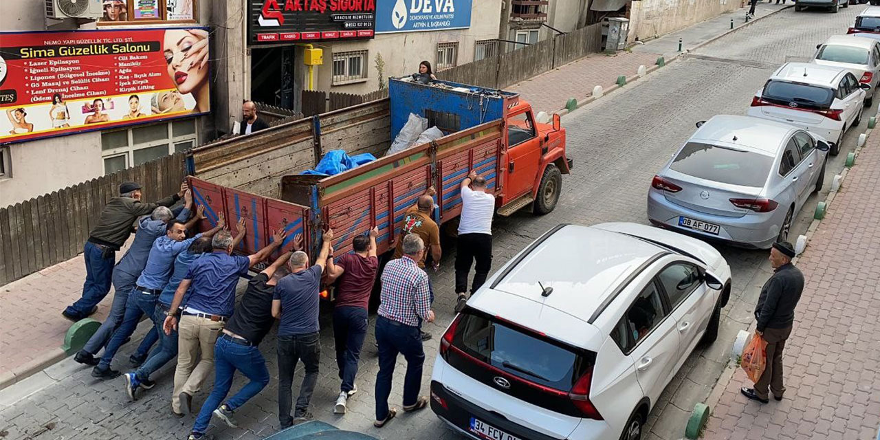 Artvin’de vatandaşlar arızalanan kamyoneti iterek yolu trafiğe açtı