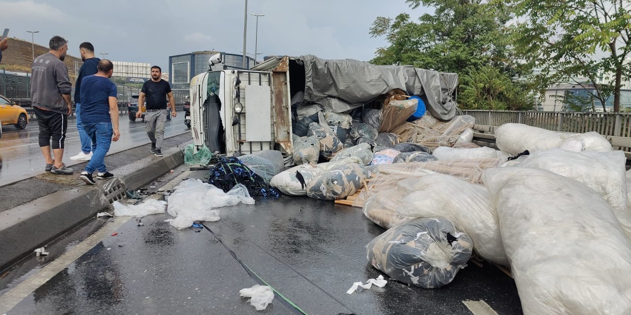 Küçükçekmece'de Kamyonet Devrildi, Trafik Yoğunluğu Yaşanıyor -1