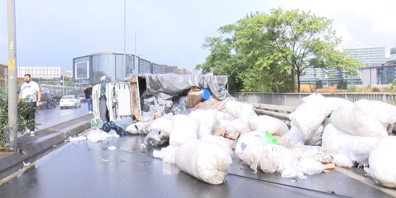 Geniş Haber // Küçükçekmece'de Kamyonet Devrildi 2 Yaralı