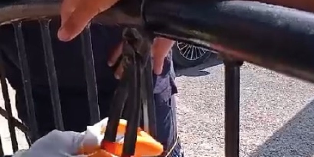 12 Yaşındaki Çocuğun Bileğine, Park Korkuluğundaki Tel Saplandı