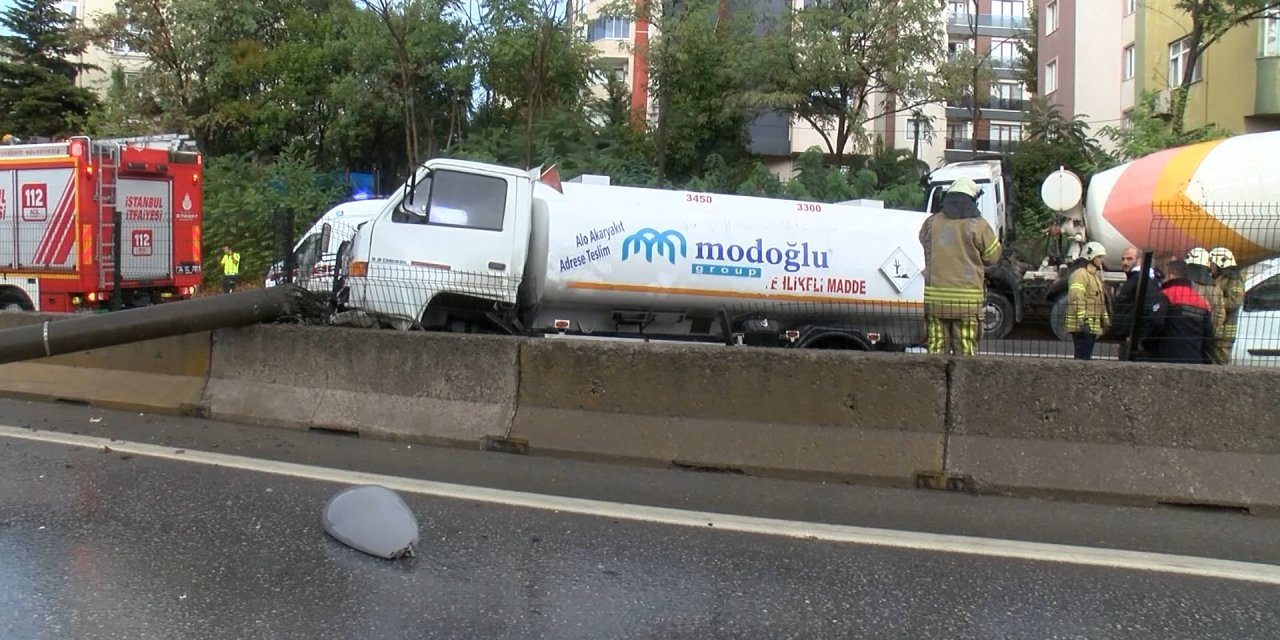 Kartal'da Mazot Yüklü Tanker İle Beton Mikseri Çarpıştı