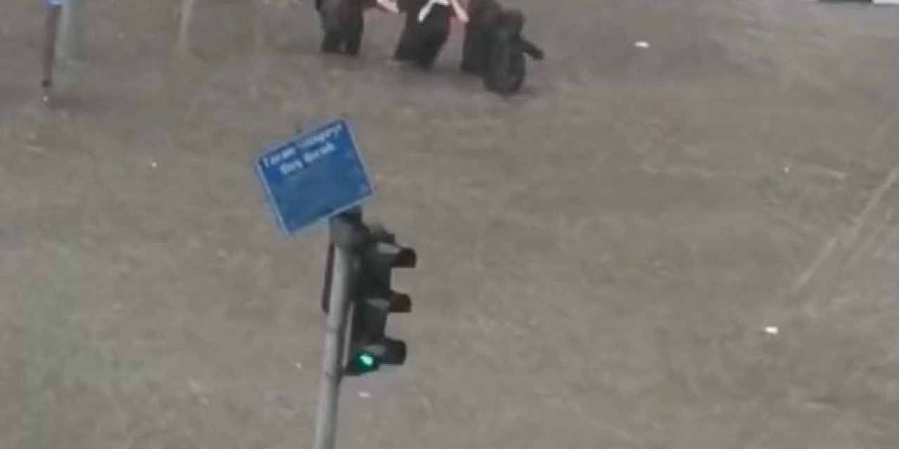 Başakşehir'deki Selden Geriye Kalan Çarpıcı Görüntü: Liselilerin Tehlikeli Geçişi...