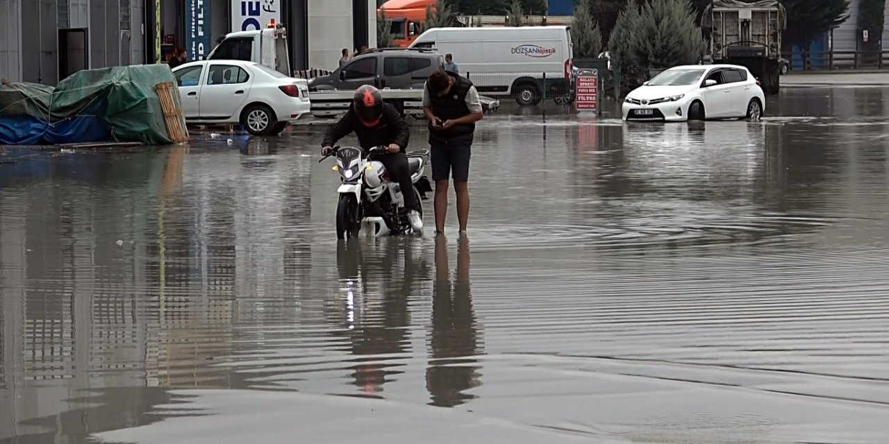Düzce'de Sağanak; Yollar Suyla Doldu