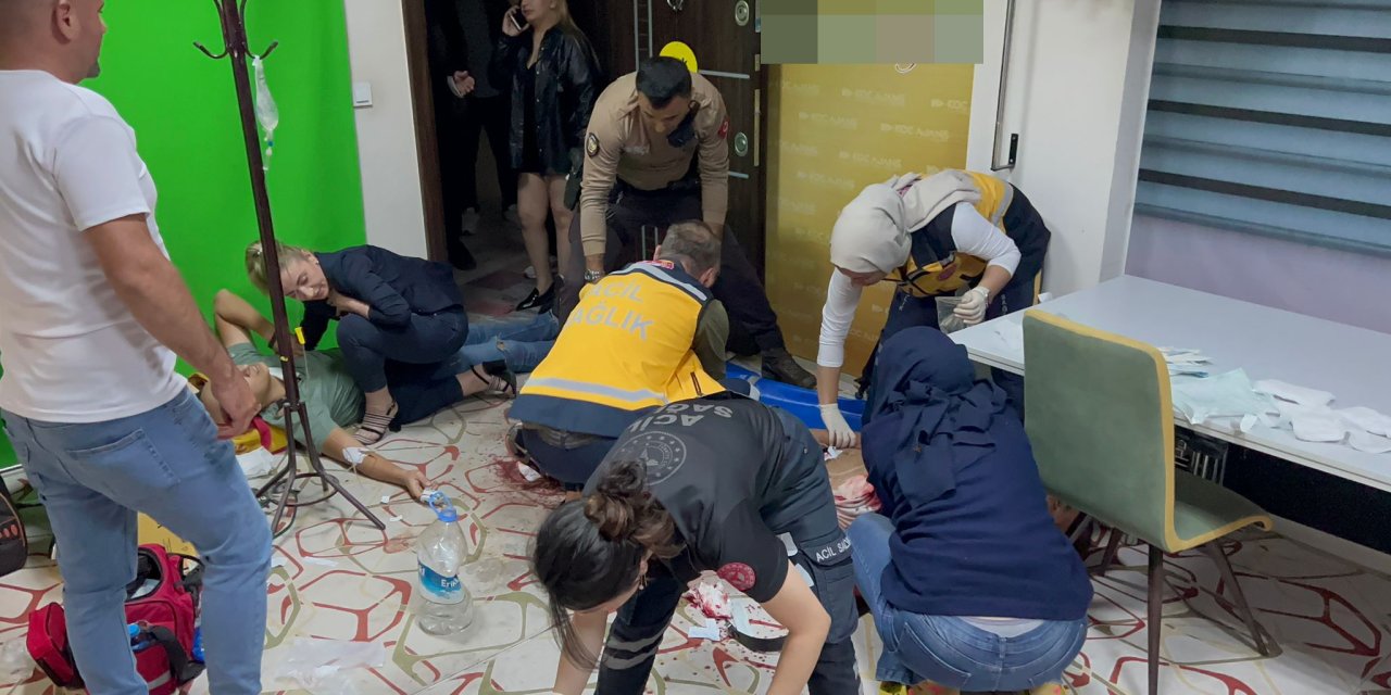 Komşu Esnaf Arasında Bıçak Ve Sopalı 'Sigara İzmariti' Kavgası: 4 Yaralı