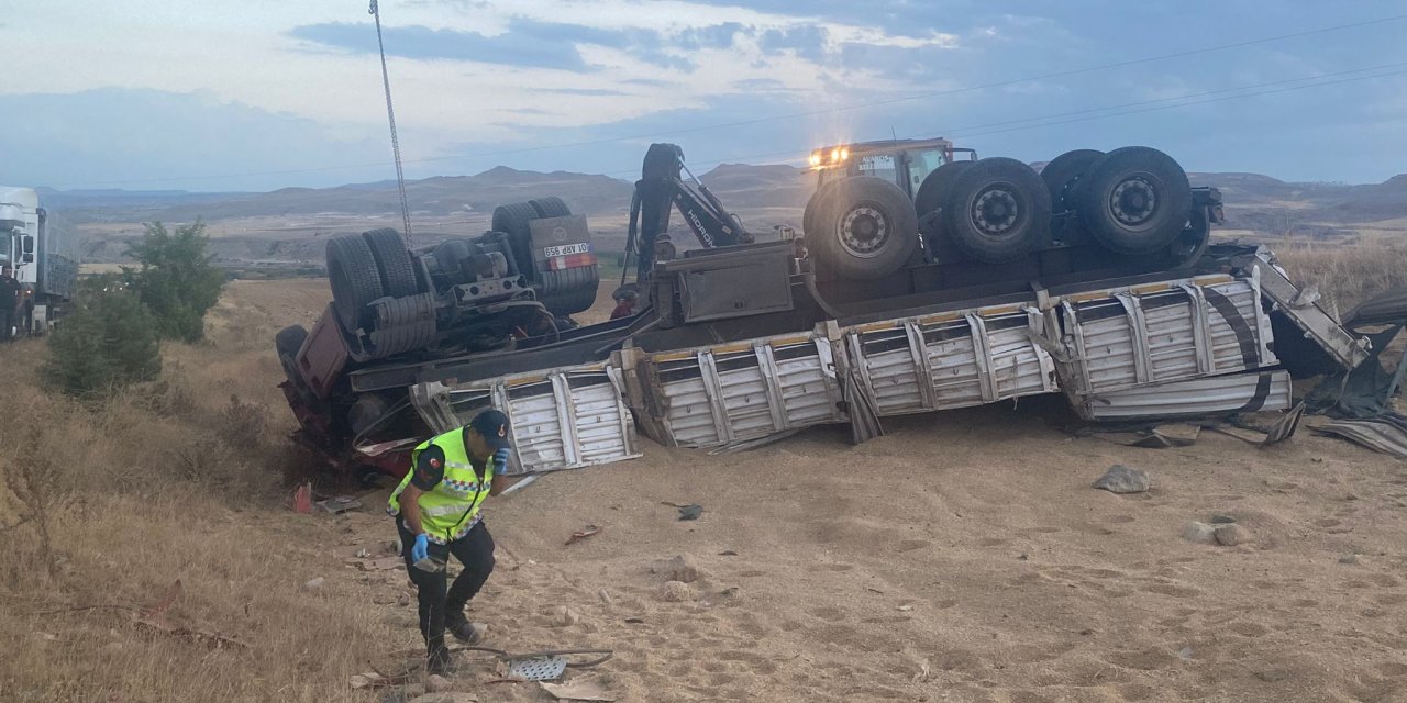 Nevşehir'de Virajı Alamayan Tır Devrildi: 1 Ölü, 1 Yaralı