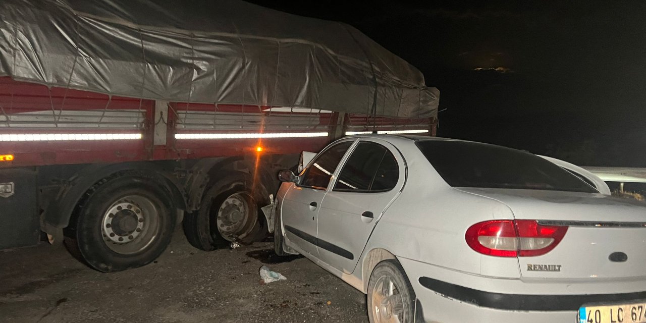 Tır'a Çarpan Otomobildeki Polis İle Eşi Yaşamını Yitirdi